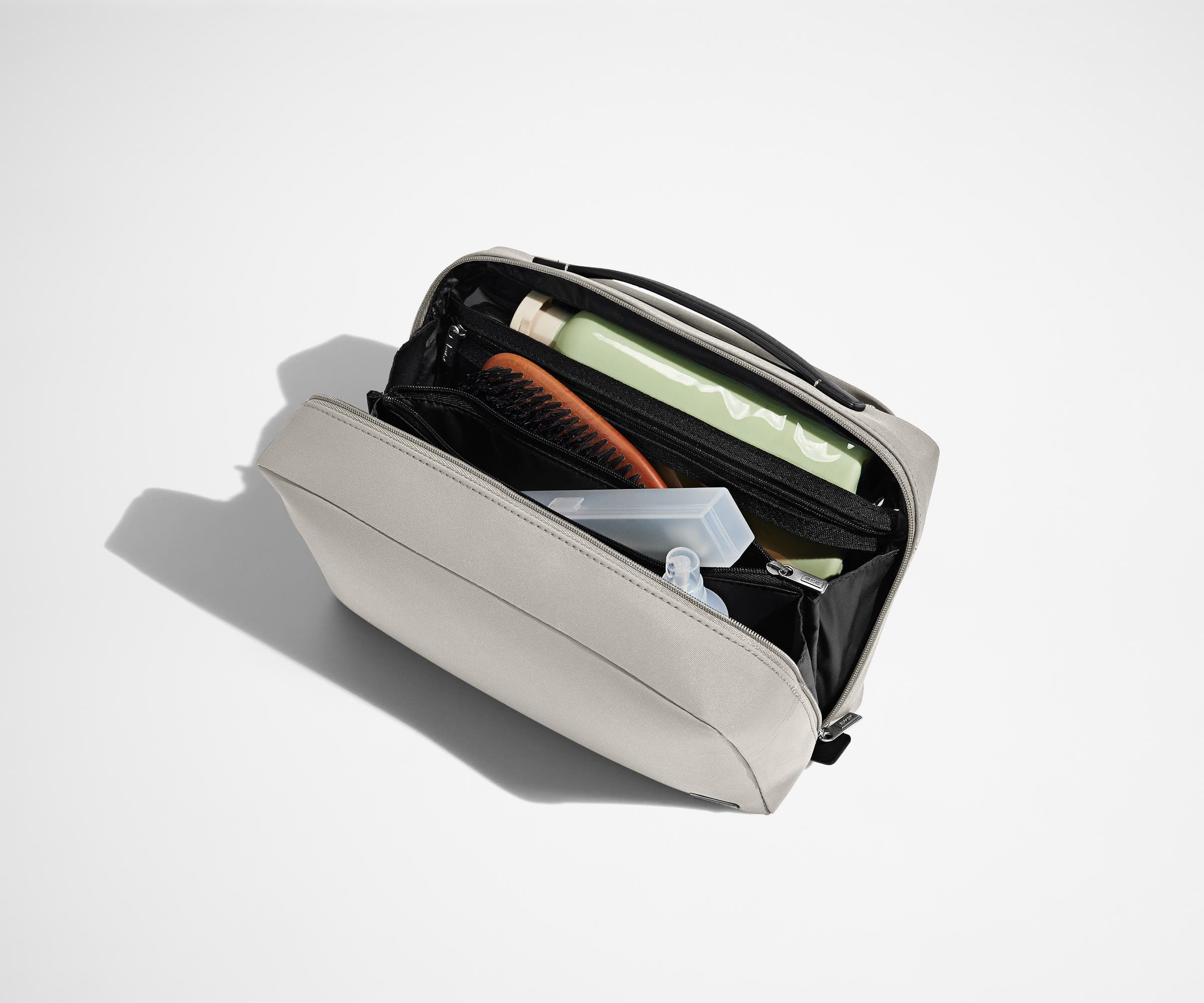 The Large Toiletry Bag in Cloud Gray - Image 2
