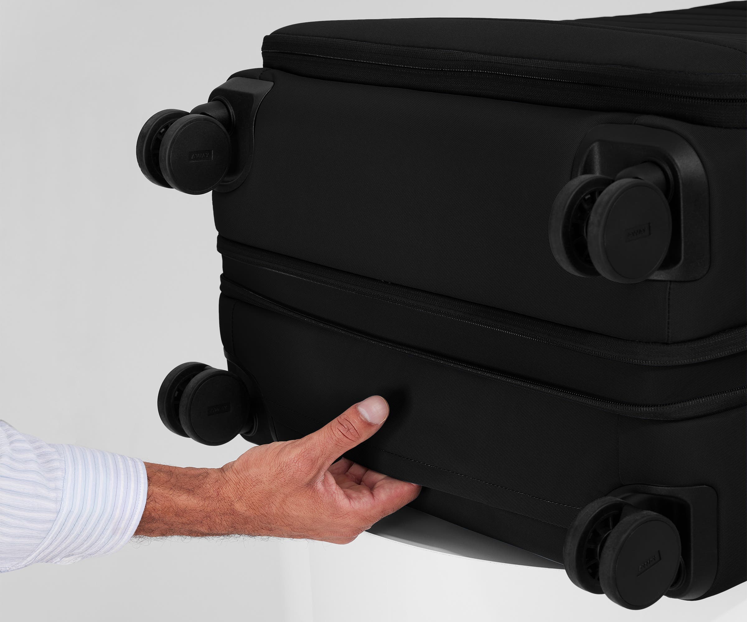 The Softside Large in Jet Black - Image 8
