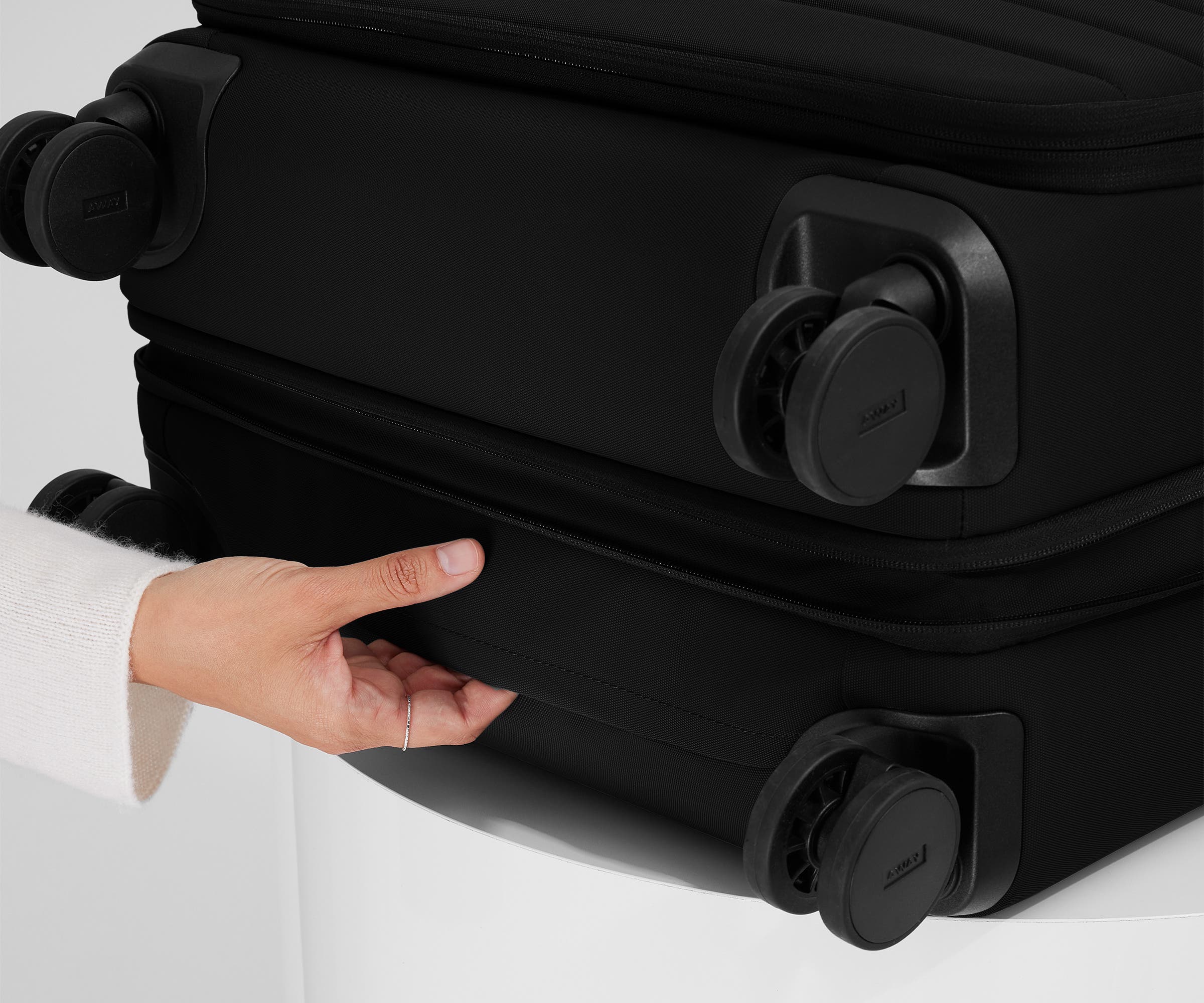 The Softside Medium in Jet Black - Image 8